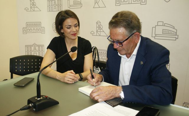 La poesía con firma manchega está siendo la protagonista del primer fin de semana de la Feria del Libro de Puertollano - 2, Foto 2