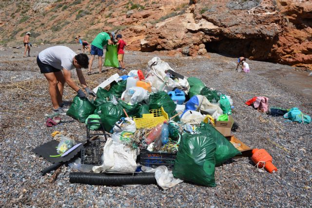 Un camión de basura, y agua milagrosa de Fátima, resultado de la limpieza de Cala Salitrona - 4, Foto 4