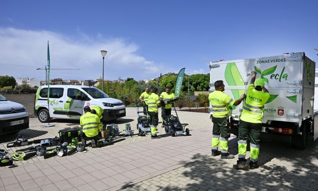 El servicio de mantenimiento de zonas verdes de Yecla incorpora vehículos eléctricos y mejoras en el sistema de riego - 1, Foto 1