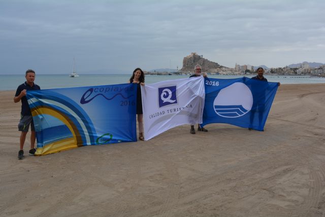 Las Banderas Azules ya lucen en las playas y puertos de la localidad - 1, Foto 1