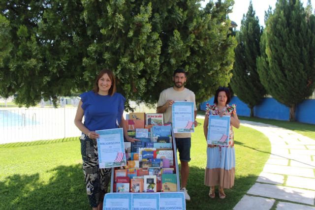 Los usuarios de las piscinas de verano de Puerto Lumbreras ya pueden disfrutar de la lectura estival gracias a la iniciativa 'Bibliopiscina' - 2, Foto 2