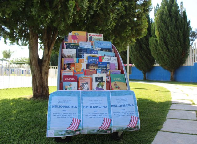 Los usuarios de las piscinas de verano de Puerto Lumbreras ya pueden disfrutar de la lectura estival gracias a la iniciativa 'Bibliopiscina' - 3, Foto 3