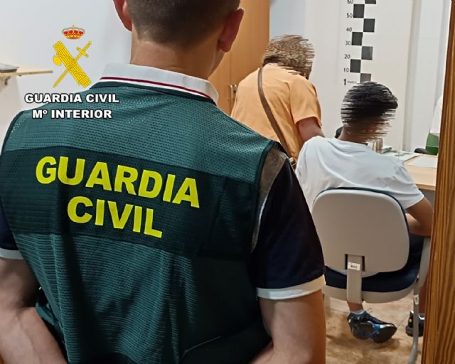 La Guardia Civil desarticula un grupo que estafó 31.300 euros a una persona mediante ´phishing´ - 1, Foto 1