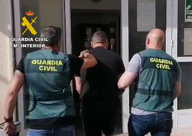 La Guardia Civil desarticula un grupo que estafó 31.300 euros a una persona mediante ´phishing´ - 2, Foto 2