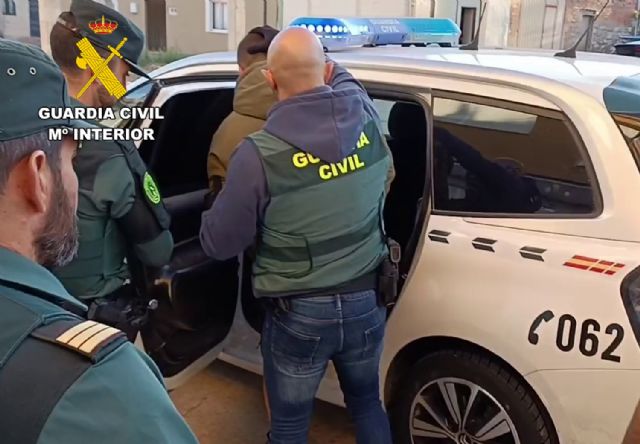 La Guardia Civil desarticula un grupo que estafó 31.300 euros a una persona mediante ´phishing´ - 3, Foto 3