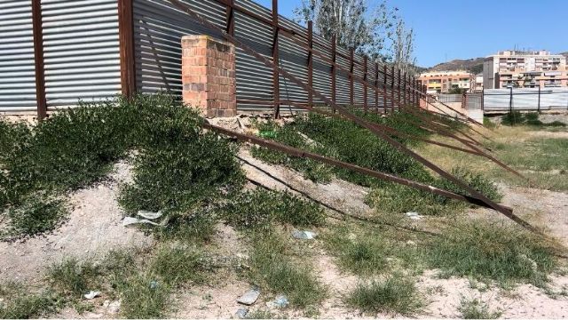 El PSOE exige a Fulgencio Gil el arreglo inmediato del aparcamiento en la zona del Gato debido al gran estado de deterioro en el que se encuentra - 1, Foto 1