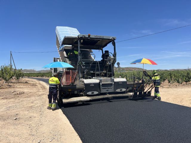 Continuan las obras de arreglo y asfaltado de los caminos rurales enel camino de los Alberciales - 1, Foto 1