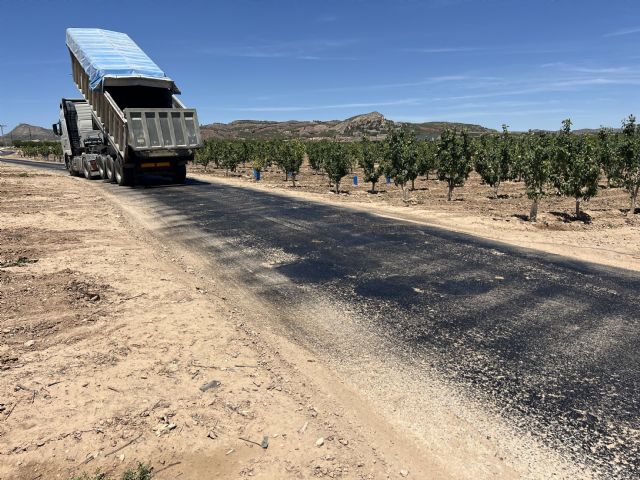 Continuan las obras de arreglo y asfaltado de los caminos rurales enel camino de los Alberciales - 3, Foto 3