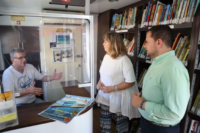 El servicio de bibliobús vuelve a la playa de Lo Pagán cada jueves - 1, Foto 1