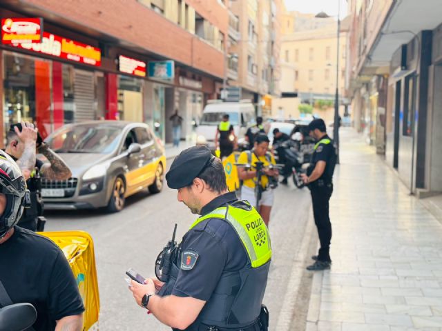 La Policía Local de Lorca intensifica los controles sobre los VMP con la retirada de 75 vehículos y detiene a cinco personas durante la última semana La Policía Local de Lorca intensifica los controles sobre los VMP con la retirada de 75 vehículos y detiene a cinco personas durante la última semana