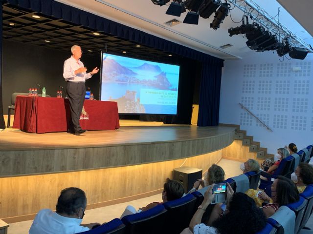 El doctor Manuel Molina Boix inaugura el Ciclo de Conferencias Mirando al Mar con una charla sobre La Sanidad ante el desafío del COVID 19 - 2, Foto 2