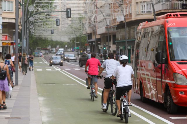 Fructuoso: Ballesta está poniendo en peligro a los ciclistas y usuarios del patinete eléctrico abriendo sin balizar el carril bici de Gran Vía y Avenida de la Constitución - 1, Foto 1