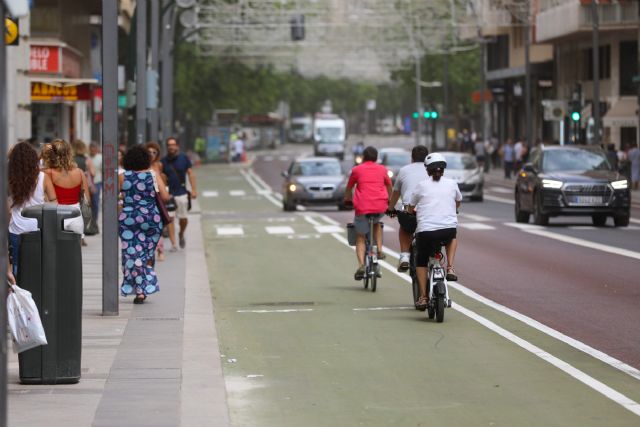 Fructuoso: Ballesta está poniendo en peligro a los ciclistas y usuarios del patinete eléctrico abriendo sin balizar el carril bici de Gran Vía y Avenida de la Constitución - 2, Foto 2