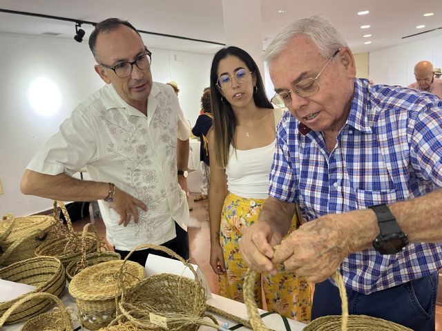 Finaliza la exposición Esparto, con la entrega de diplomas a las alumnas de los talleres realizados por la Asociación - 1, Foto 1