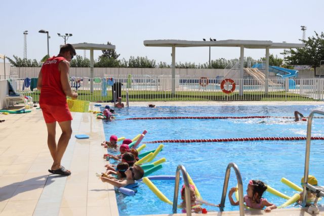 Un total de 412 personas asisten a los cursos de natación de las piscinas de verano de Puerto Lumbreras - 1, Foto 1