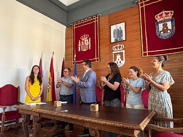 Yana Fernández Colondrón toma posesión como nueva tesorera del Ayuntamiento de Cieza Yana Fernández Colondrón toma posesión como nueva tesorera del Ayuntamiento de Cieza