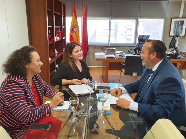 La consejera de Educación se reúne con el decano del Colegio Oficial de Periodistas para estudiar futuras líneas de colaboración - 1, Foto 1