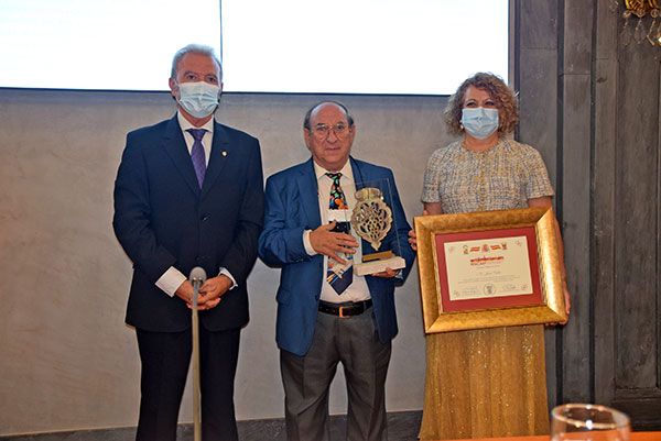 El pintor Juan Valdés galardonado con el Aldabón de la Federación de las casas regionales de Sevilla - 5, Foto 5