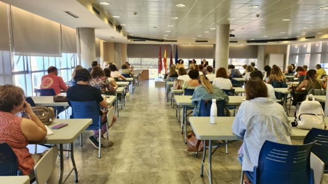 60 técnicos de Servicios Sociales se dan cita en las 'Jornadas sobre Dependencia', celebradas en Lorca - 2, Foto 2