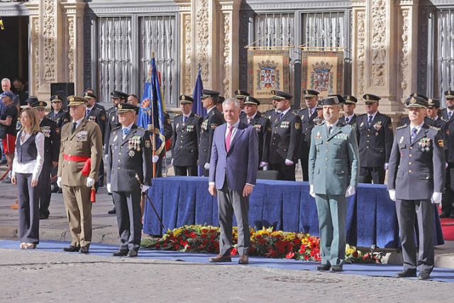 El presidente del Ateneo de Triana Carlos Valera Real invitado a la recepción de la Policía Nacional en la Plaza de San Francisco - 1, Foto 1