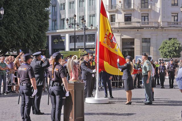 El presidente del Ateneo de Triana Carlos Valera Real invitado a la recepción de la Policía Nacional en la Plaza de San Francisco - 2, Foto 2