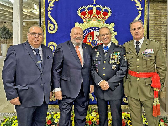 El presidente del Ateneo de Triana Carlos Valera Real invitado a la recepción de la Policía Nacional en la Plaza de San Francisco - 3, Foto 3