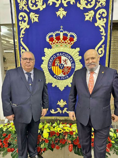 El presidente del Ateneo de Triana Carlos Valera Real invitado a la recepción de la Policía Nacional en la Plaza de San Francisco - 4, Foto 4