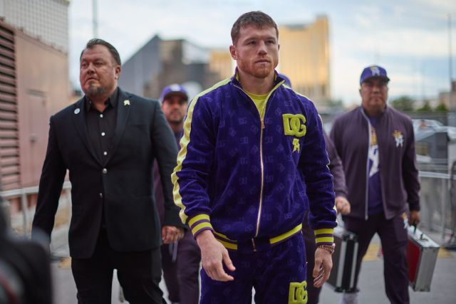 Canelo Álvarez arrolló a Charlo y retiene sus títulos de peso supermediano - 1, Foto 1