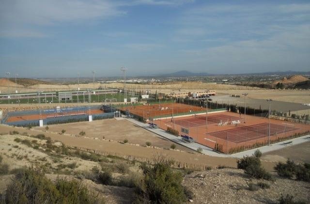 Repondrán el suministro del cableado de las cuatro pistas de tenis de la Ciudad Deportiva, que habían sustraído, Foto 1