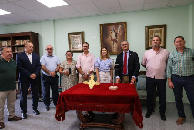 Los talleres de restauración de Empleo recuperan una vieja corona de Jesús Resucitado y un varal de estandarte - 5, Foto 5