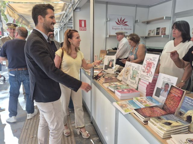 Comienza la Feria del Libro 2024 en el Paseo Alfonso X de Murcia con una programación repleta de actividades - 2, Foto 2