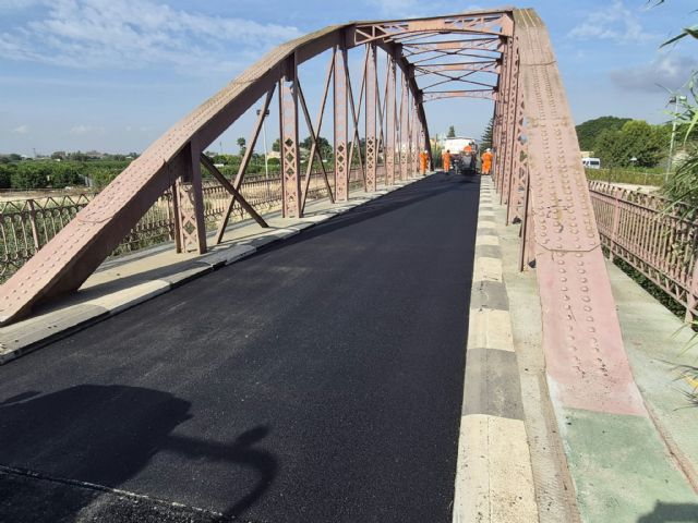 El Ayuntamiento renueva el pavimento del histórico Puente de hierro de Alquerías y protege su estructura El Ayuntamiento renueva el pavimento del histórico Puente de hierro de Alquerías y protege su estructura