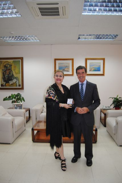 Sánchez Solís recibe a María Dolores Moreno Meseguer, reconocida con la Medalla de Oro del Foro Europa 2001 por su trayectoria profesional - 1, Foto 1