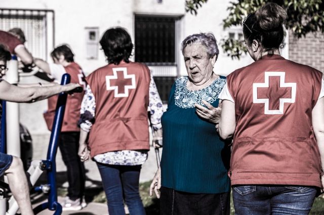 Cruz Roja evidencia que el cuidado de las personas dependientes se conjuga en femenino, singular y privado - 1, Foto 1