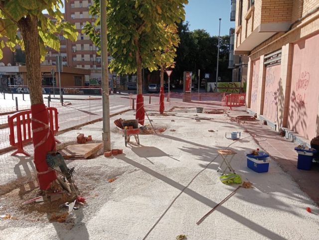 La renovación de la acera en la plaza Santoña evitará el encharcamiento de agua - 1, Foto 1