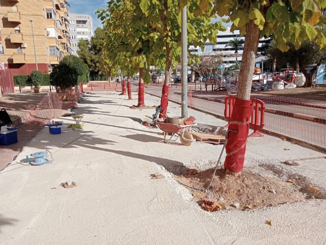 La renovación de la acera en la plaza Santoña evitará el encharcamiento de agua - 2, Foto 2