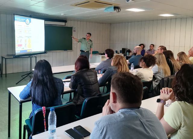 La Guardia Civil colabora con el Instituto de Seguridad y Salud Laboral en la prevención de la siniestralidad vial en el trabajo - 2, Foto 2