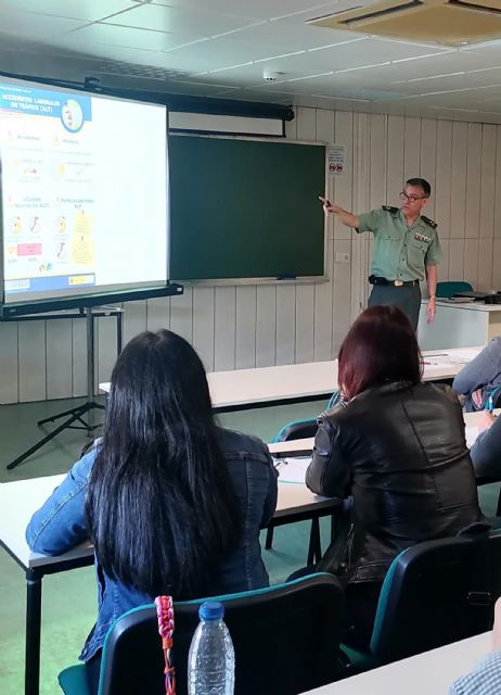 La Guardia Civil colabora con el Instituto de Seguridad y Salud Laboral en la prevención de la siniestralidad vial en el trabajo - 3, Foto 3