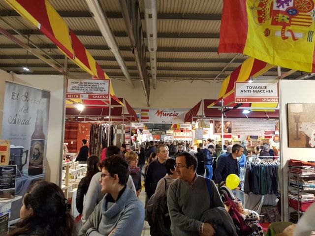 La Región muestra sus bolsos, alfombras, complementos, cervezas o embutidos en la feria de artesanía más importante de Italia - 1, Foto 1