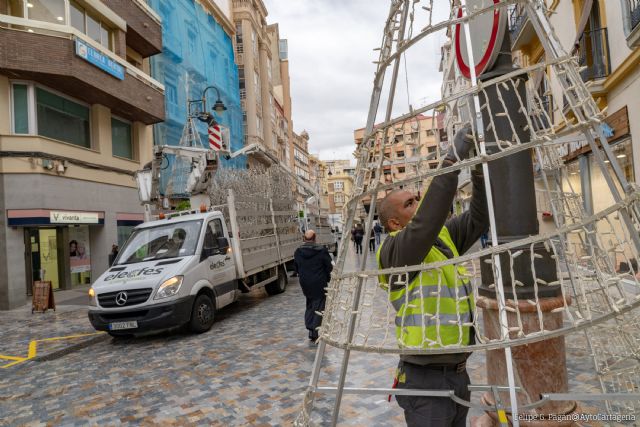 Las brigadas municipales doblan esfuerzos para que las luces de Navidad estén a tiempo - 1, Foto 1