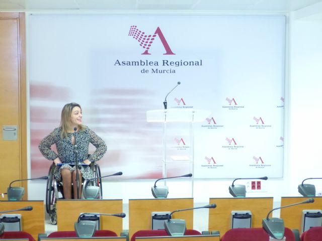 La Asamblea cambiará la actual tribuna de oradores por otra de accesibilidad total y altura regulable - 1, Foto 1