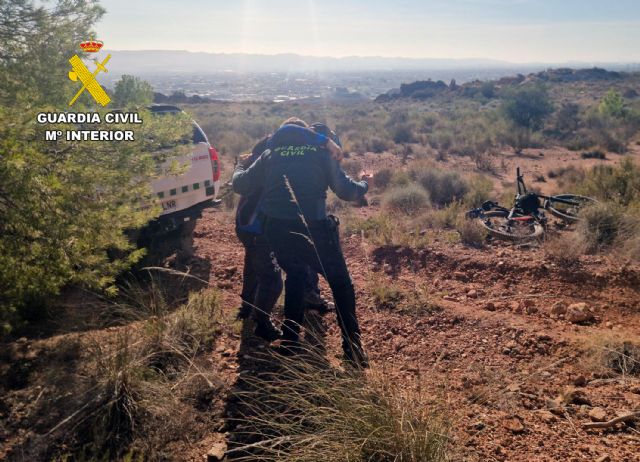 La Guardia Civil auxilia y rescata a un ciclista accidentado en la Sierra de Tercia - 1, Foto 1