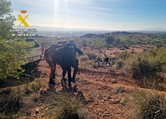 La Guardia Civil auxilia y rescata a un ciclista accidentado en la Sierra de Tercia - 2, Foto 2