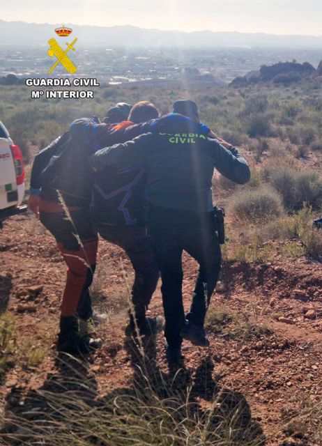 La Guardia Civil auxilia y rescata a un ciclista accidentado en la Sierra de Tercia - 4, Foto 4