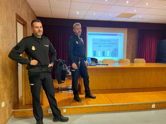 La Policía Nacional da un taller a los profesionales de Vithas Almería sobre técnicas y herramientas de prevención de agresiones - 1, Foto 1