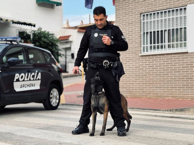 La alcaldesa de Archena presenta un nuevo coche patrulla de la Policía Local que permitirá reforzar la seguridad en el municipio - 1, Foto 1