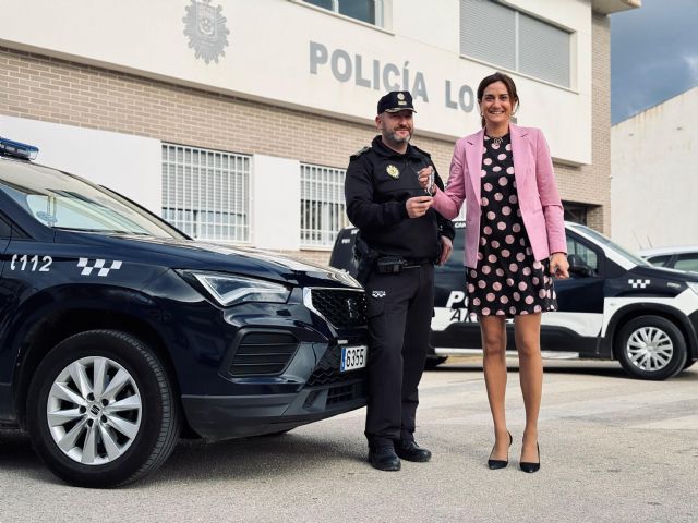 La alcaldesa de Archena presenta un nuevo coche patrulla de la Policía Local que permitirá reforzar la seguridad en el municipio - 2, Foto 2