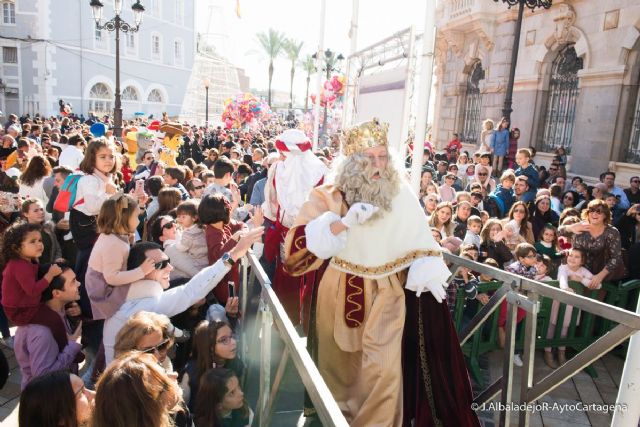 Miles de niños se entusiaman con la llegada de los Reyes Magos a Cartagena - 1, Foto 1