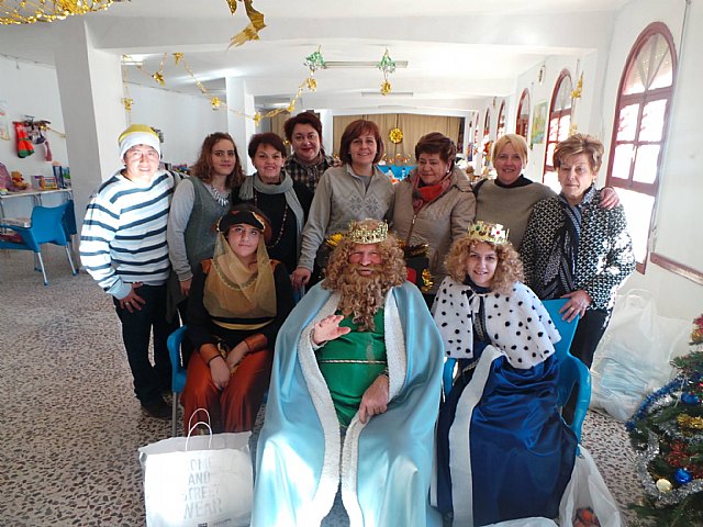 Los Reyes Magos visitaron esta mañana Cáritas Tres Avemarías, Foto 4