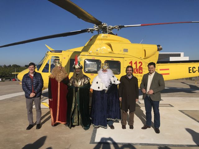 Los Reyes Magos llegan en helicóptero al hospital Los Arcos del Mar Menor - 1, Foto 1